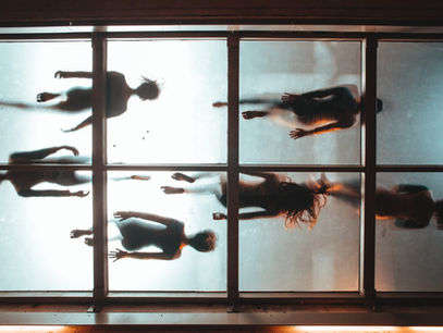 Bailar en la biblioteca