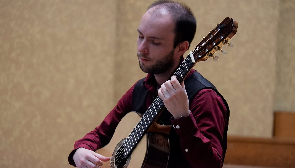 Photo de profil avec guitare.jpg