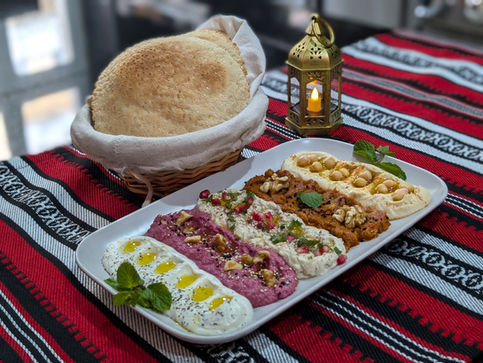 Syrische Dips- und Mezze-Platte mit Hummus und weiteren hausgemachten Spezialitäten bei Bab Kisan in Berlin