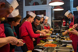 Gemeinsames Kochen bei einem syrischen Kochevent von Bab Kisan in Berlin