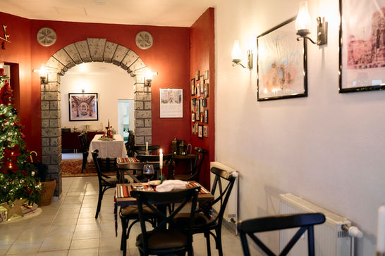 Innenansicht des syrischen Restaurants Bab Kisan in Berlin-Moabit mit Tischen und Sitzplätzen