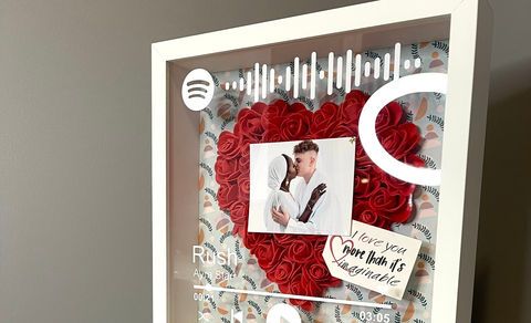 Håndlaget skyggeboks med kunstige blomster i hjerteform, egen tekst, bilde og favorittlåt