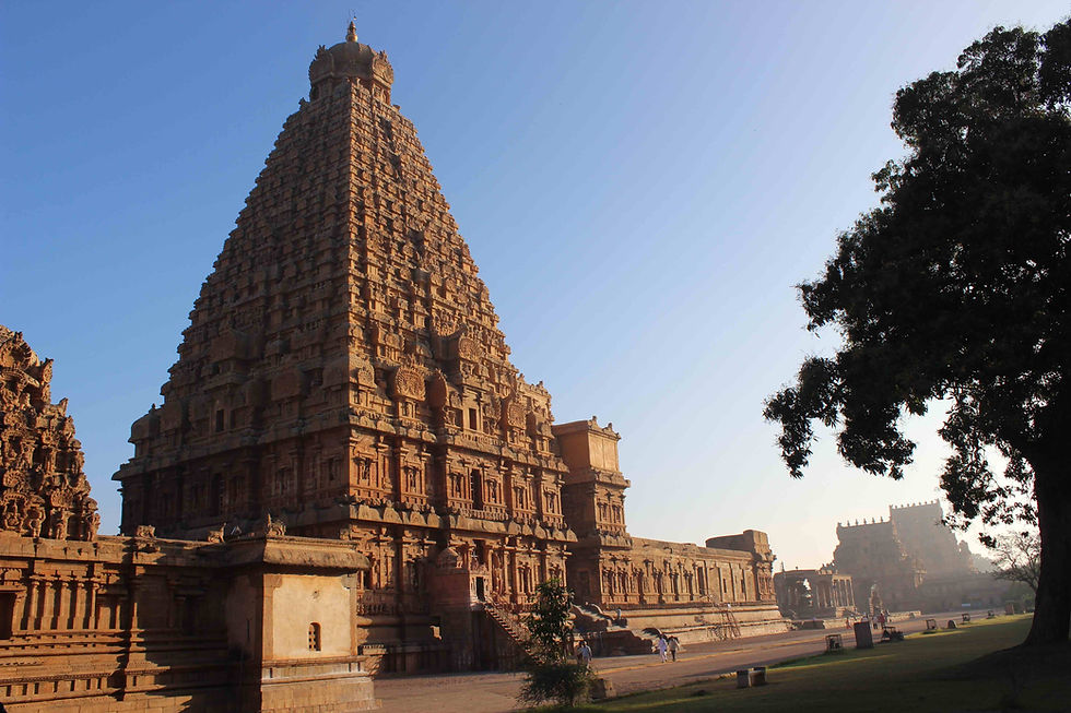 Brihadisvara Temple: Photograph by KARTY JazZ - Own work, CC BY-SA 4.0, https://commons.wikimedia.org/w/index.php?curid=69905843