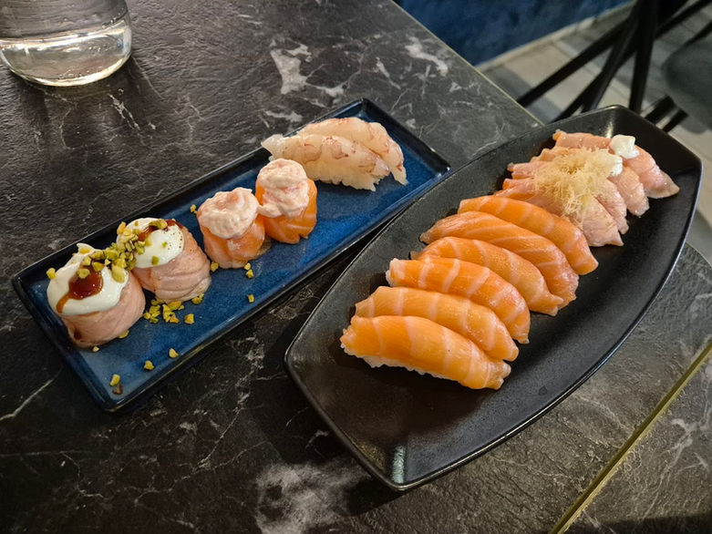 Gunkan scottati e nigiri di salmone