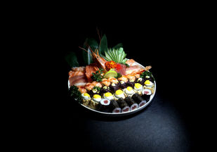 Sushi set assortito con hosomaki, uramaki e sashimi