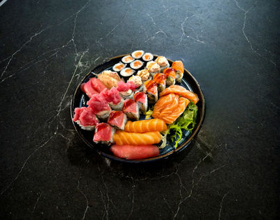 Sushi set con hosomaki salmone, uramaki, sashimi di salmone e tonno, nigiri di salmone e tonno