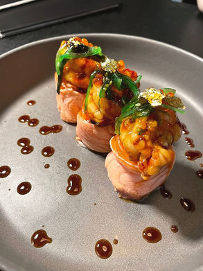 Gunkan di salmone scottati con avocado e salsa teriyaki