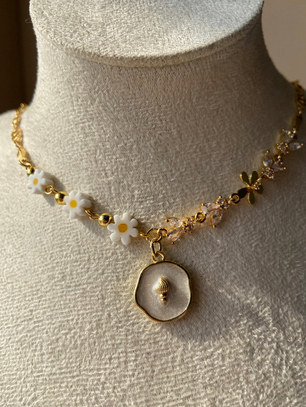 Thumbnail: Conch & Daisy Dreamy Necklace