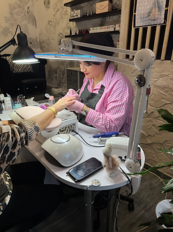 Trabajando en maniua pintando uñas