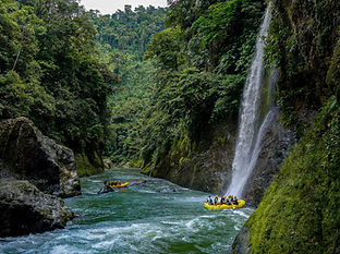 Costa-Rica-Pacuare-River-rafters.jpg