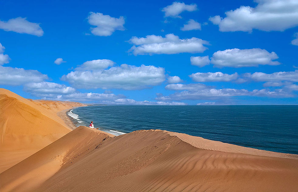 Matjaž Intihar je predstavil posnetek osebe v rdeče beli obleki, ki tiho sedi na robu sipine v Sandwich Harbourju. Ni šel bližje, da ji ne bi odvzel miru. Trenutek spoštovanja in opazovanja