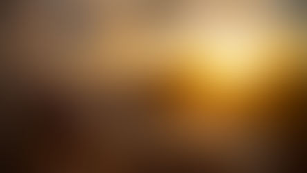 Popotnica sedi na skali in opazuje zlati sončni zahod nad razgibano obalo Madeire.