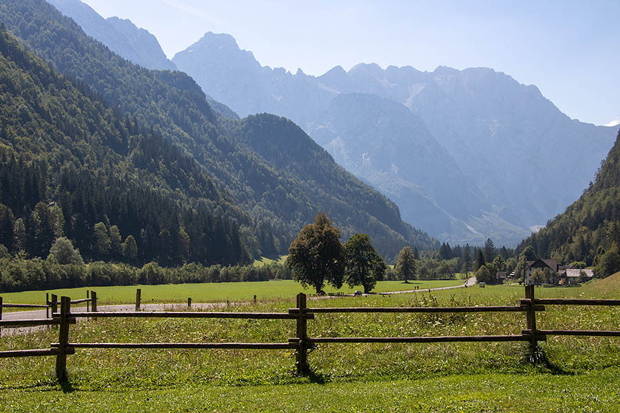 Pogled na dolino, s parkirišča pred vstopom v dolino, kjer lahko pustite avto in se peš odpravite na sprehod.