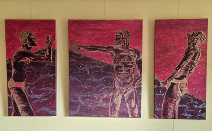 Triptychon in den vorherrschenden roten und lila Farben. Auf jedem der Tafeln ist ein Mann in Schwarz-Gold mit leichter Kleidung dargestellt. Auf der linken Seite legt der Mann diese Hände im Gebet nieder, als ob er um eine Gunst bat. Die Person auf der mittleren Tafel trägt einen übergroßen Zucker in ihrer linken Hand und reicht dem Mann auf der linken Tafel mit einem herausfordernden Blick Lutscher. Der Mann auf der rechten Seite jubelt, beide Hände fest an die Süßigkeit gefesselt. Aus diesen Gemälden entsteht ein Gefühl von Macht, das auf die hellen und flammenden Farben sowie die Muskulatur dieser drei Männer zurückzuführen ist.