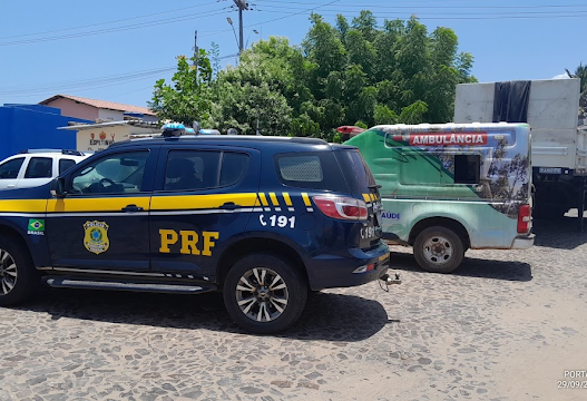 Ambulância da prefeitura de Ilha Grande do Piauí é apreendida pela PRF que rodava sem segurança; motorista sofre perseguição política.