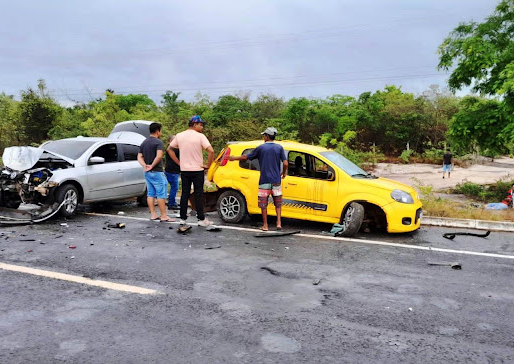 Colisão traseira envolvendo carros deixa um morto e 3 feridos em Buriti dos Lopes