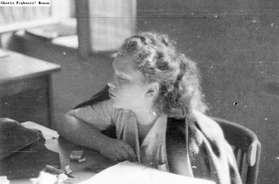 Chavka_Folman_Raban_1942.jpg