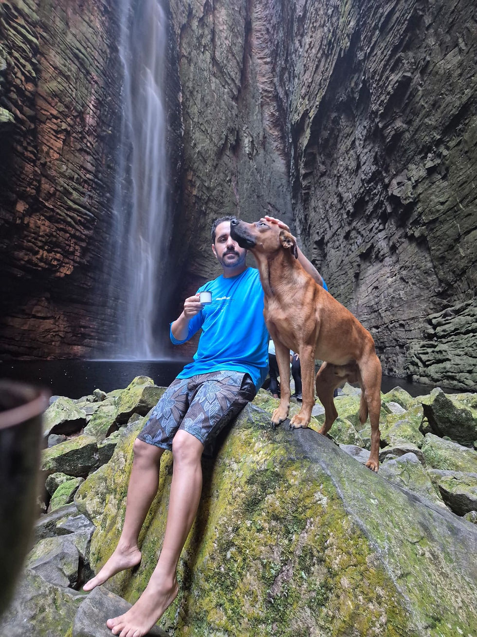 Cachorro caramelo na cachoeira da Fumacinha