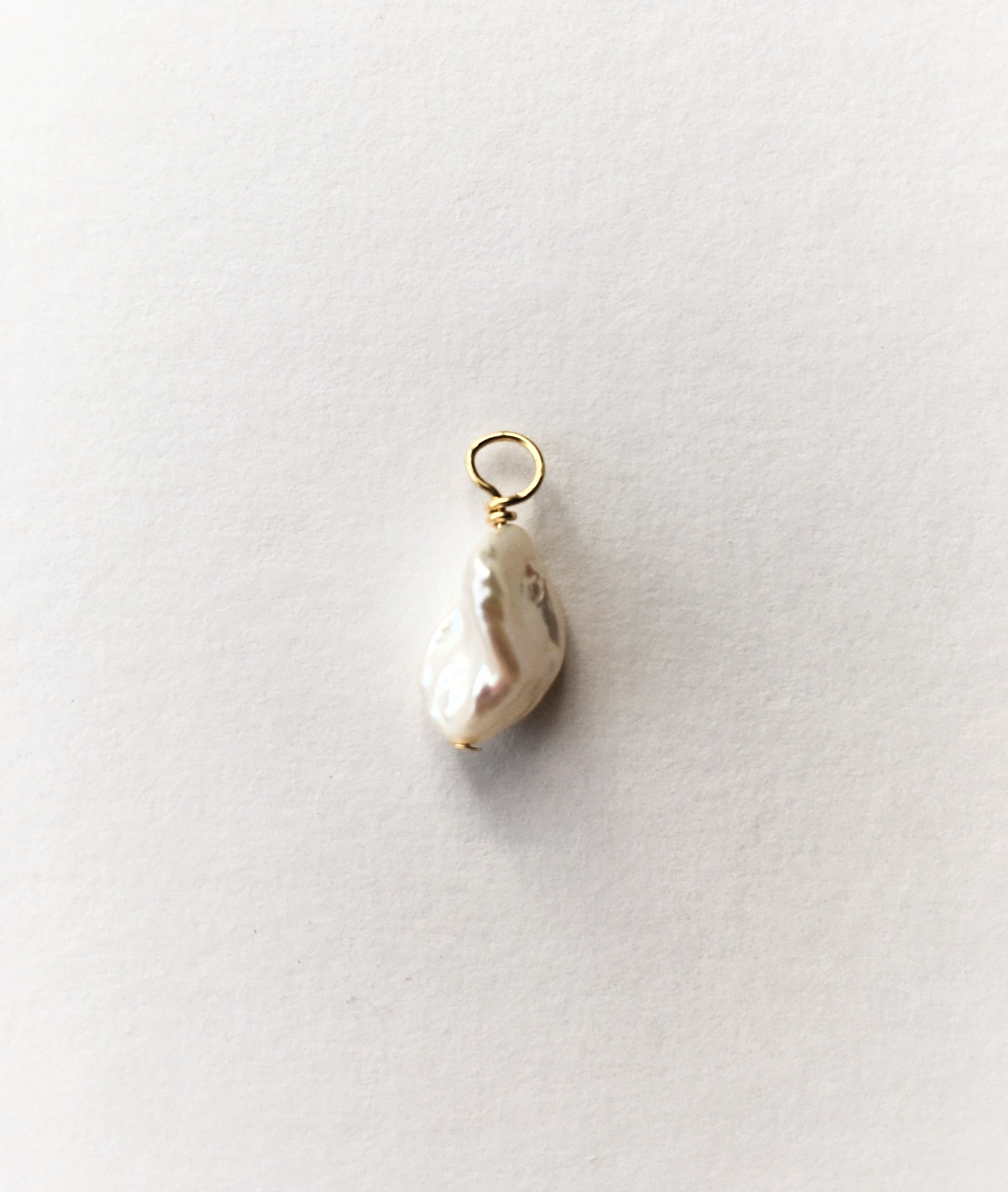 Huggie charm - freshwater keshi nugget pearl /2 options