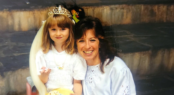 Actress Noe Cameron with her mom as a child. 