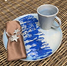 Une assiette et une tasse réalisés par un stagiaire