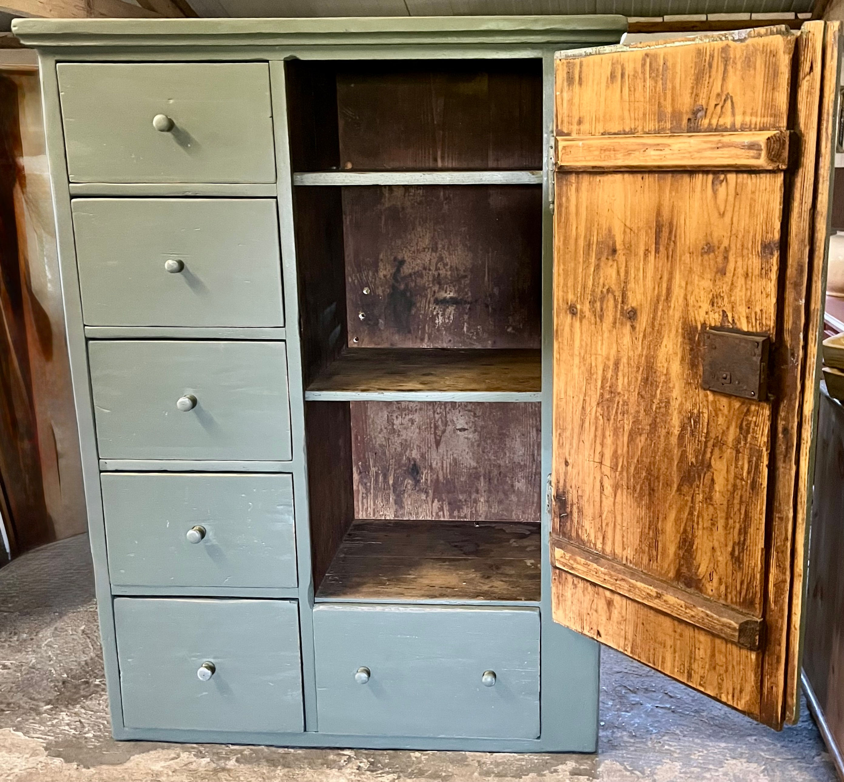 Oude houten grutterskast, spekkast, kruidenierskast