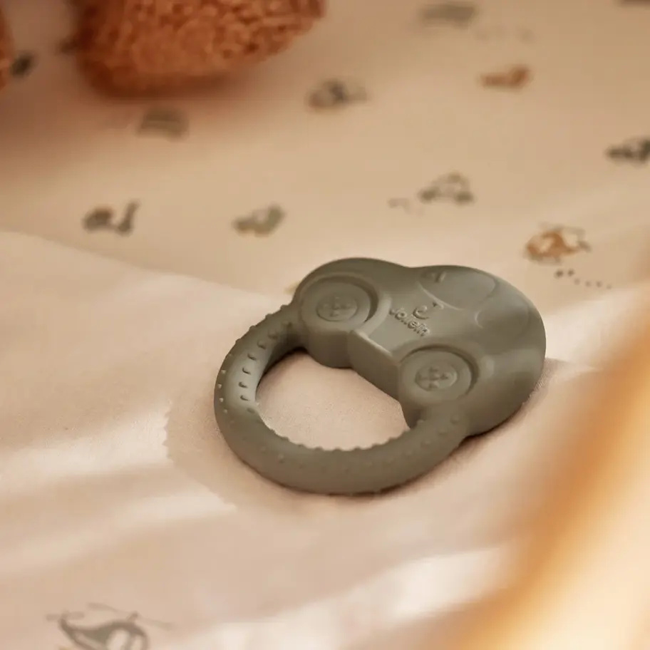 Beißring Auto Sea Green auf Babybett – Naturkautschuk von Jollein