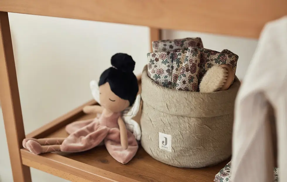 Jollein Fee Amy Stoffpuppe – Deko im Kinderzimmer neben Aufbewahrungskorb