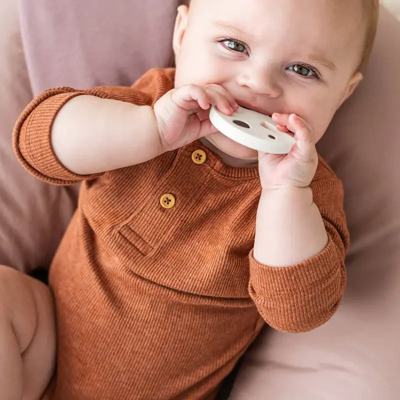 Baby spielt mit Done by Deer Ozzo Dreh & Greif Spielzeug aus Holz und Silikon