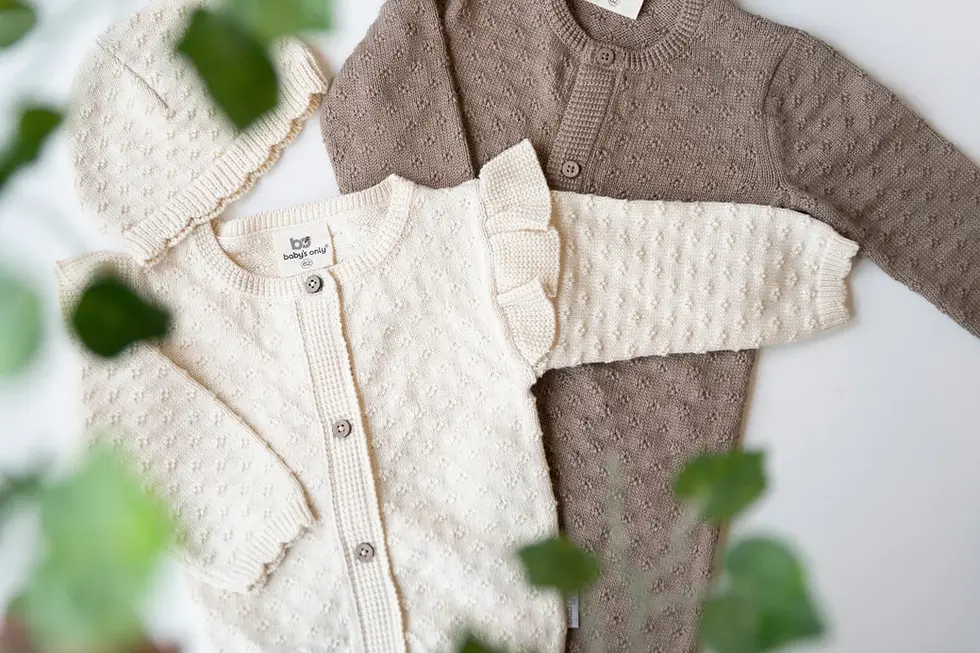 Strickjacke Miracle in Creme und Braun – Flatlay mit Mütze