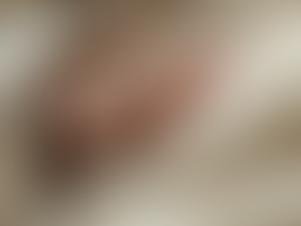 Nahaufnahme einer kleinen Babyhand, die sich in eine weiche, cremefarbene Decke von HabibiLino kuschelt – Symbol für Wärme, Geborgenheit und sicheren Schlaf.