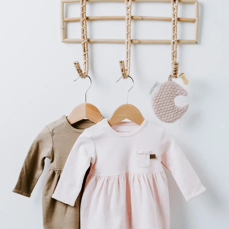 Baby Jerseykleider Melange in rosa und Clay hängend auf Holzbügeln