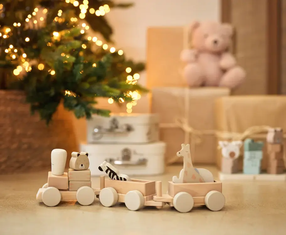 Weihnachtsszene mit Holzeisenbahn Jungle Jambo aus FSC-Holz im Kinderzimmer