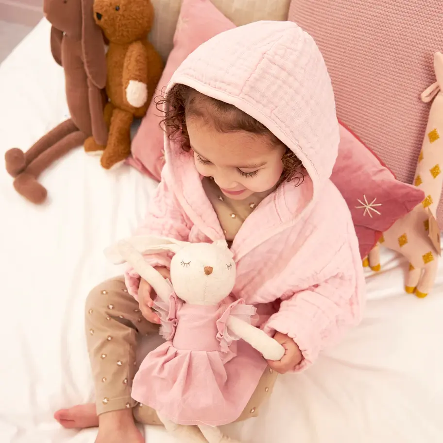 Kind trägt Bademantel Frottee in Rose nach dem Baden