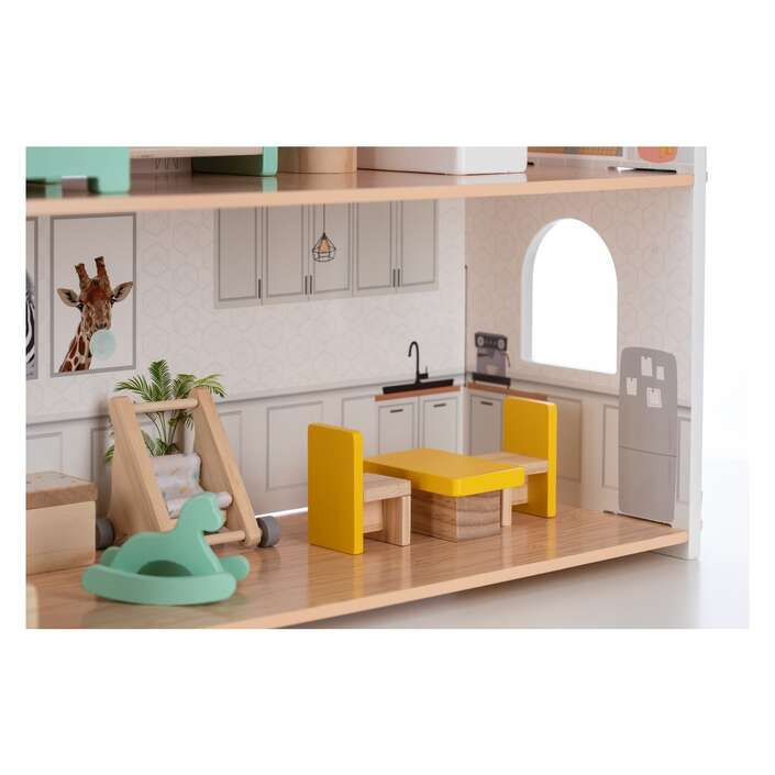 Innenansicht Küche und Wohnzimmer im FreeON Puppenhaus Lotti