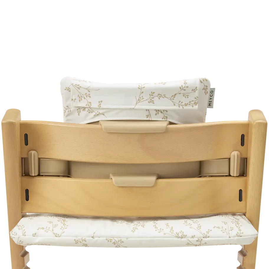 Rückseite des Meyco Baby Sitzverkleinerers am Hochstuhl befestigt