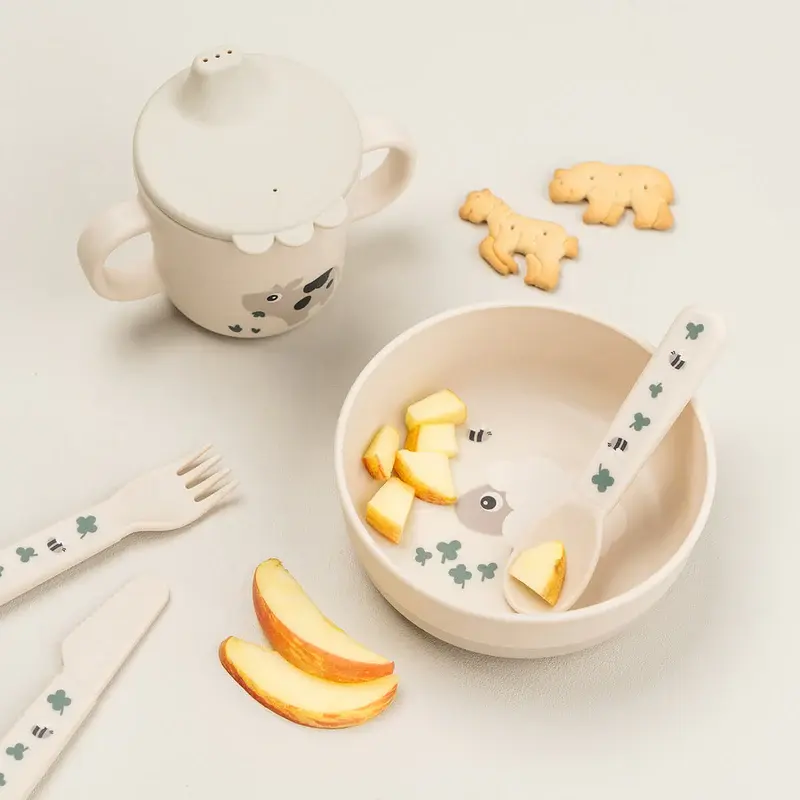 Baby isst aus Done by Deer Foodie Bowl Tiny Farm Sand – Schafmotiv auf Hochstuhl