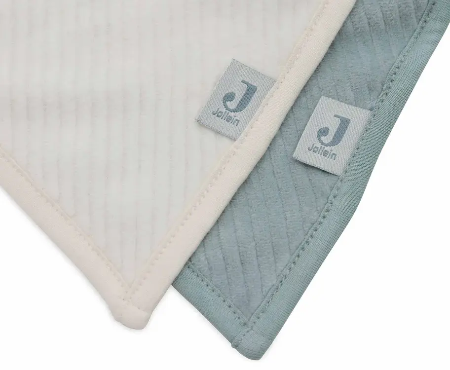 Dekorativ präsentierte Jollein Lätzchen Bandanas in Grün & Ivory auf Holztisch