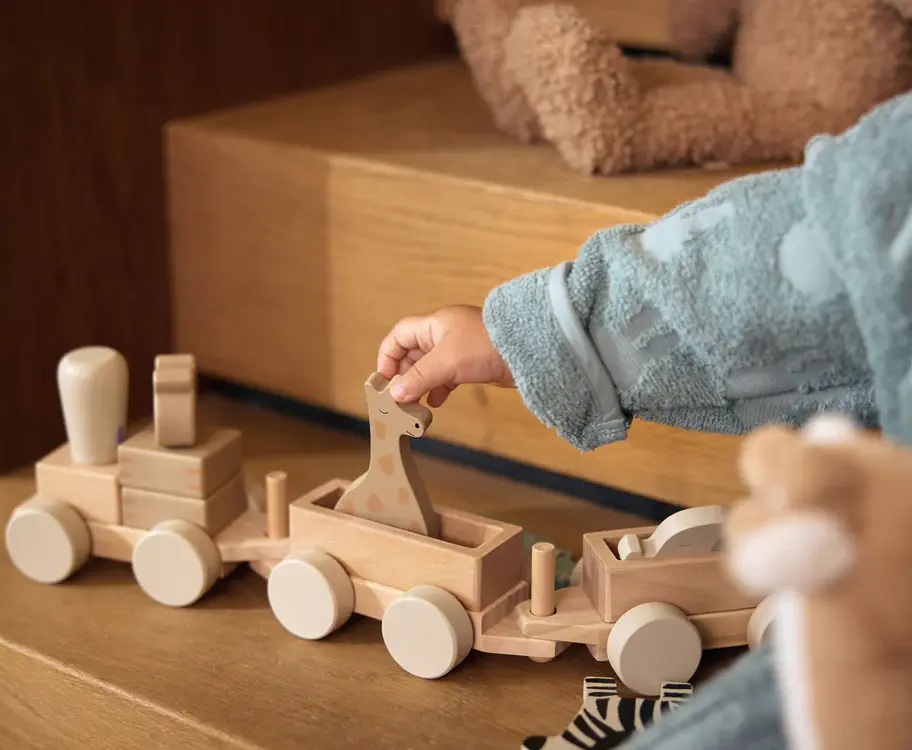 Kind spielt mit der Holzeisenbahn Jungle Jambo von Jollein – Holzspielzeug ab 2 Jahre