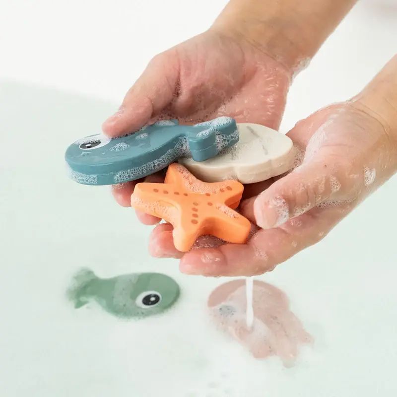 Done by Deer Angelspielzeug Sea Friends – Kind angelt bunte Meerestiere in der Badewanne