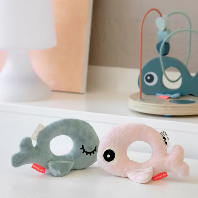 Weiche Ringrassel Wally von Done by Deer – Rosa und Blau im Vergleich