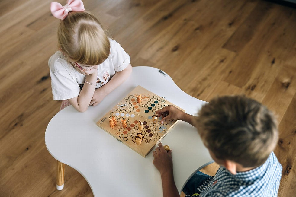 Kinder spielen das Free2Play Ludo Safari Holz-Brettspiel am Tisch