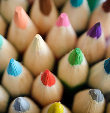 Des crayons de couleur vue de haut.