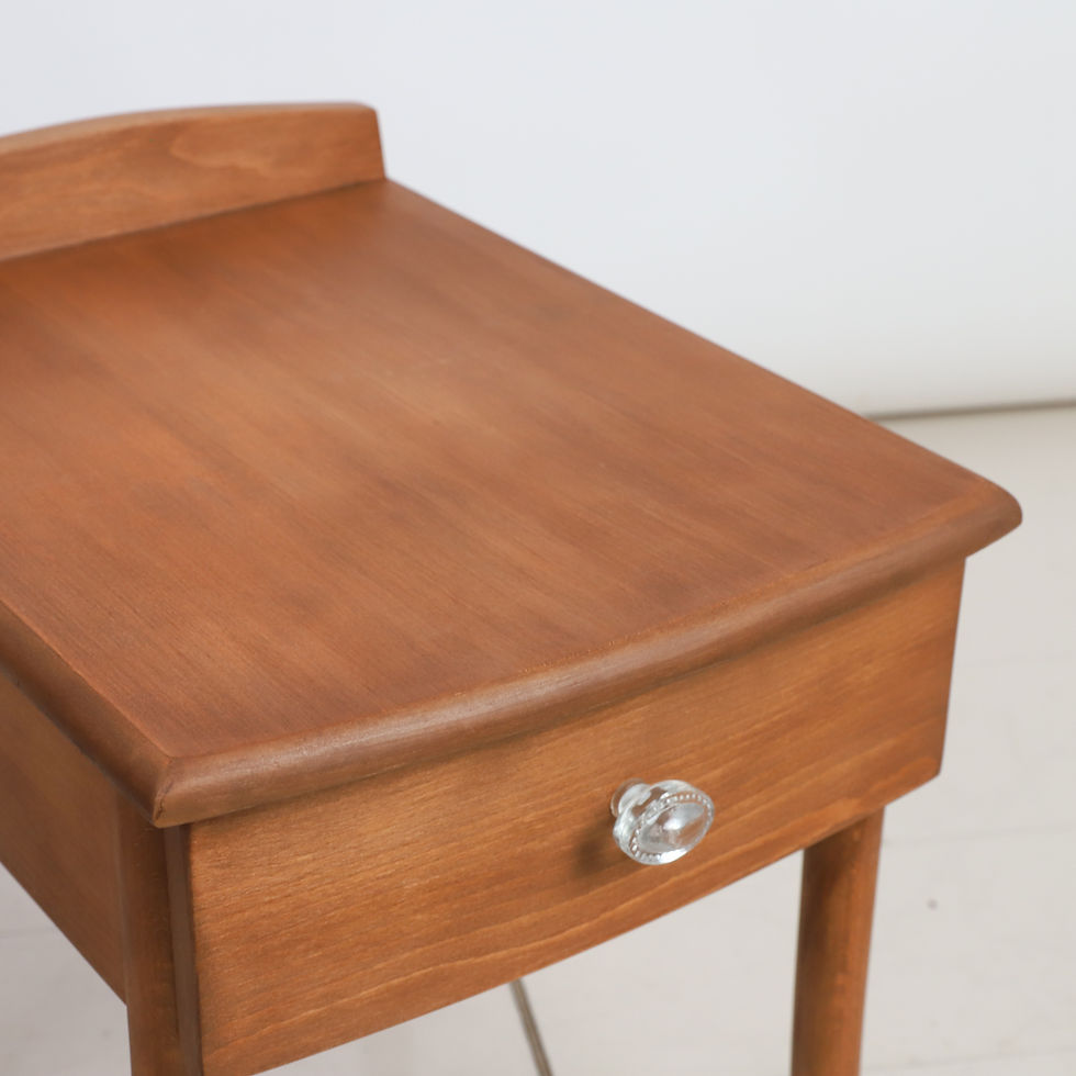 Indexkép: Felújított nyírfa éjjeliszekrény