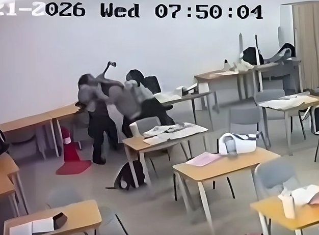Estudante ataca professora com machado e transmite ao vivo