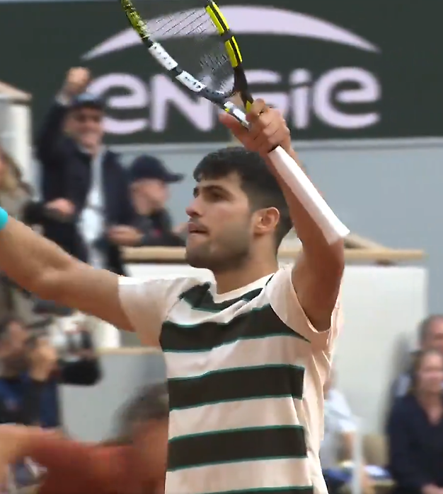 Alcaraz salva três match points, bate Sinner em batalha de mais de 5h e é bicampeão de Roland Garros