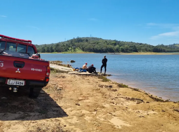 Bombeiros encontram corpo de jovem que desapareceu após barco virar na Represa em Mairinque