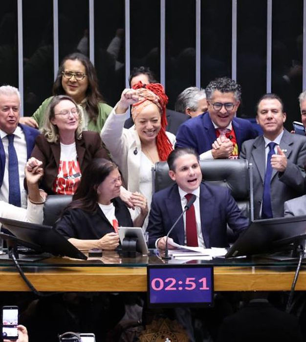 Câmara aprova fim da escala 6x1 e redução da jornada de trabalho