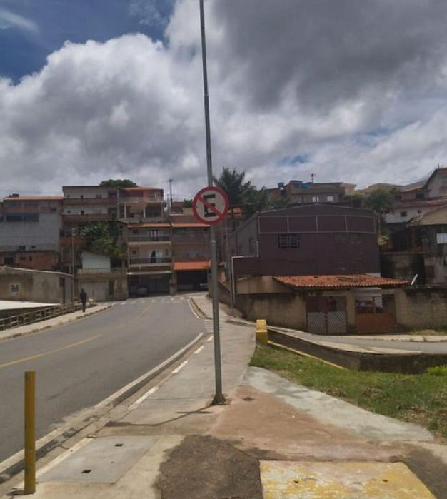 Araçariguama: Poste “energizado” pode colocar em risco a vida das pessoas