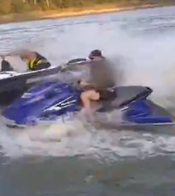 VÍDEO: acidente entre motos aquáticas deixa homem ferido em represa de Alumínio